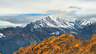nepal-hihho-blick-auf-die-gebirgslandschaft-des-himalaya-auf-der-trekkingroute-von-thule-kharka-nach-lukla-am-zatrwa-la-pass-auf-der-mera-peak-trekking-shutterstock_1876675054.jpg