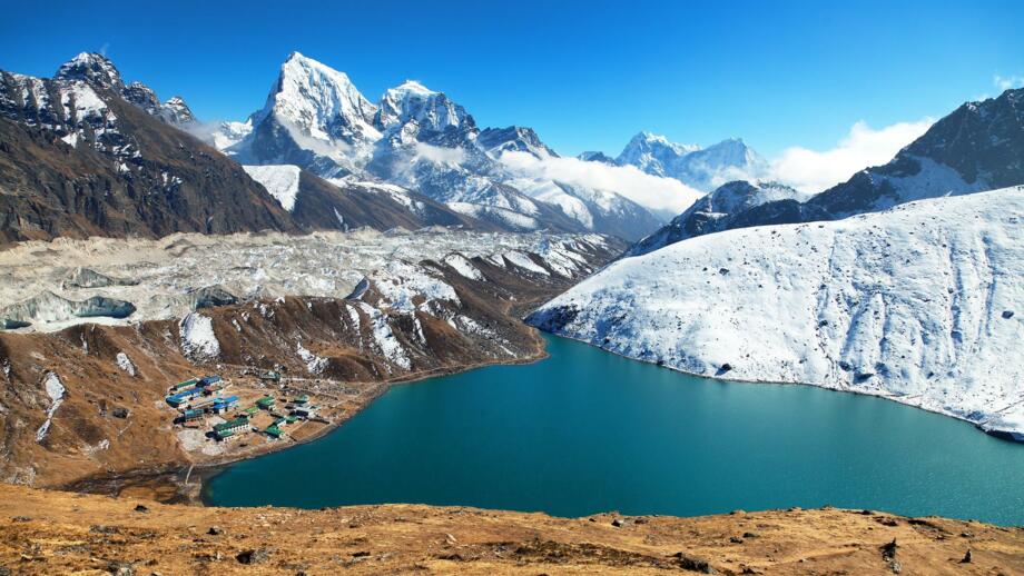 nepal-hihhe-dudh-pokhari-tso-or-gokyo-lake-shutterstock_699679009.jpg