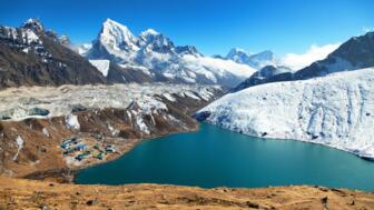 nepal-hihhe-dudh-pokhari-tso-or-gokyo-lake-shutterstock_699679009.jpg
