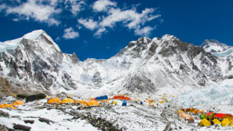 nepal-hihhe-zelte-im-mount-everest-base-camp-khumbu-gletscher-und-berge-sagarmatha-nationalpark-shutterstock_1423588718.jpg