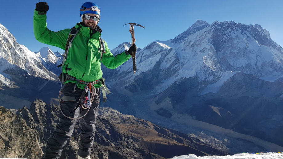 nepal-hihhe-bergsteiger-gipfel-lobuche-east-6119m-shutterstock_1861482025.jpg