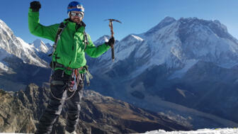 nepal-hihhe-bergsteiger-gipfel-lobuche-east-6119m-shutterstock_1861482025.jpg