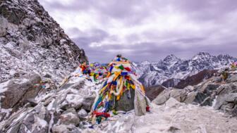 nepal-hihhe-blick-auf-den-everest-von-cho-la-pass-shutterstock_2460091551.jpg