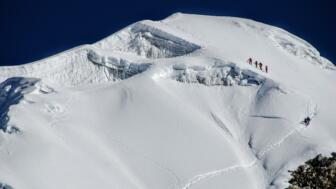nepal-hihhe-kletterer-am-gipfel-der-lobuche-shutterstock_2339036075.jpg