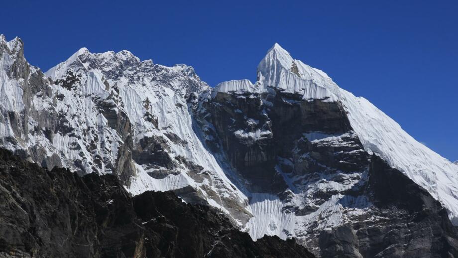 nepal-hiahs-mount-lobuche-aus-cho-la-pass-shutterstock_2401568439.jpg