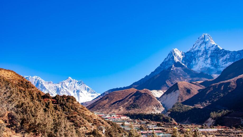 nepal-hiahs-blick-auf-den-ama-dablam-eingefangen-auf-dem-weg-von-tengboche-nach-dingboche-shutterstock_2455857685.jpg