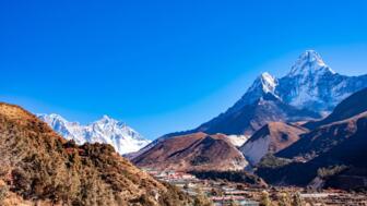 nepal-hiahs-blick-auf-den-ama-dablam-eingefangen-auf-dem-weg-von-tengboche-nach-dingboche-shutterstock_2455857685.jpg