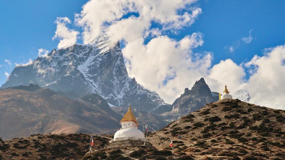 nepal-hiahs-zwei-huegel-mit-stupas-pagoden-vor-dem-gipfel-des-mount-tobuche-shutterstock_2486304041.jpg