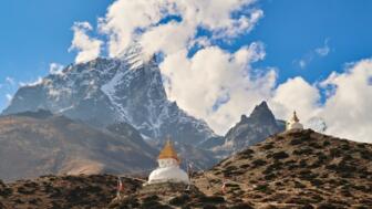 nepal-hiahs-zwei-huegel-mit-stupas-pagoden-vor-dem-gipfel-des-mount-tobuche-shutterstock_2486304041.jpg