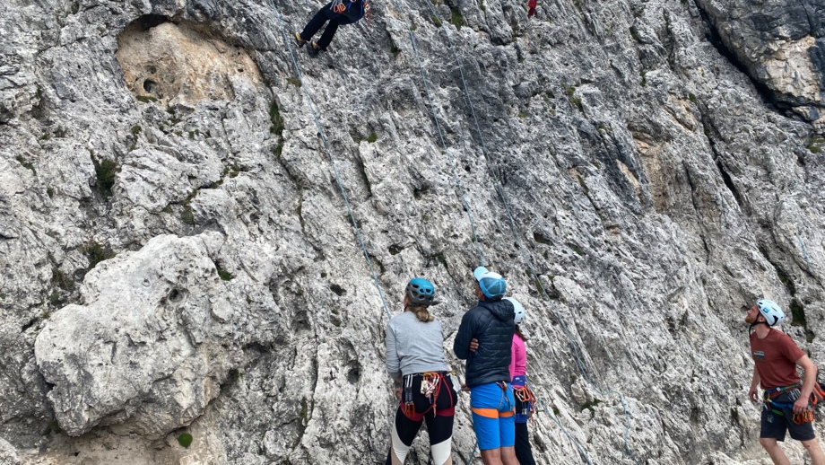 Italien_Dolomiten_Fonda Savio_GFDOL_2022_Julia Andre_Klettern_Grundkurs_Fels_Ausbildung (17).jpeg