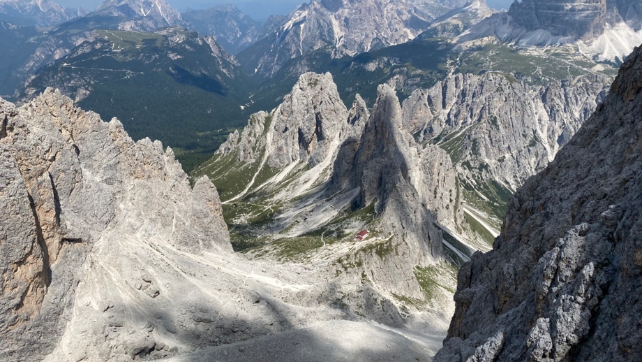 Italien_Dolomiten_Fonda Savio_GFDOL_2022_Julia Andre_Klettern_Grundkurs_Fels_Hütte.jpeg