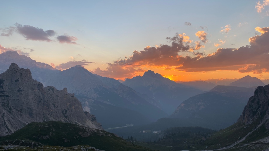 Italien_Dolomiten_Fonda Savio_GFDOL_2022_Julia Andre_Klettern_Grundkurs_Fels_Sonnenuntergang.jpeg