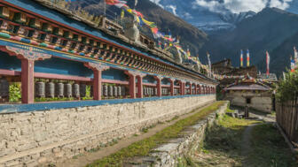 shutterstock_682112968_UpperPisang_RAMANA.jpg