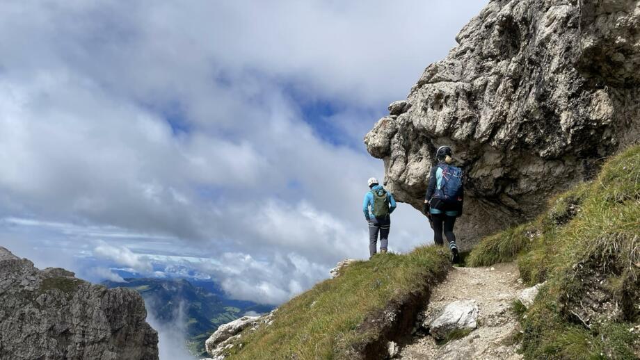 Klettersteiggeher auf einem Bergpfad in den Dolomiten