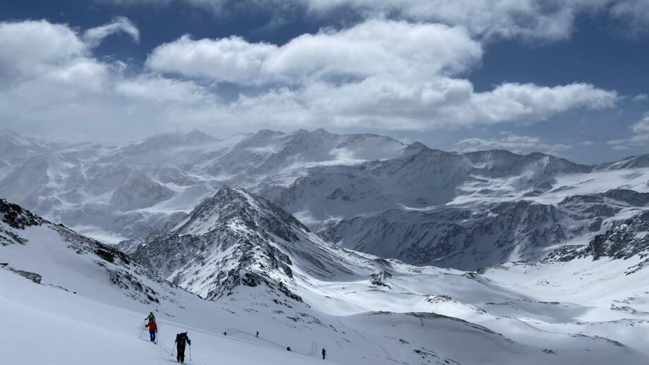 Skitourengeher vor Gipfelpanorama Südtirols
