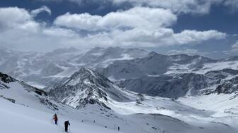 Skitourengeher vor Gipfelpanorama Südtirols