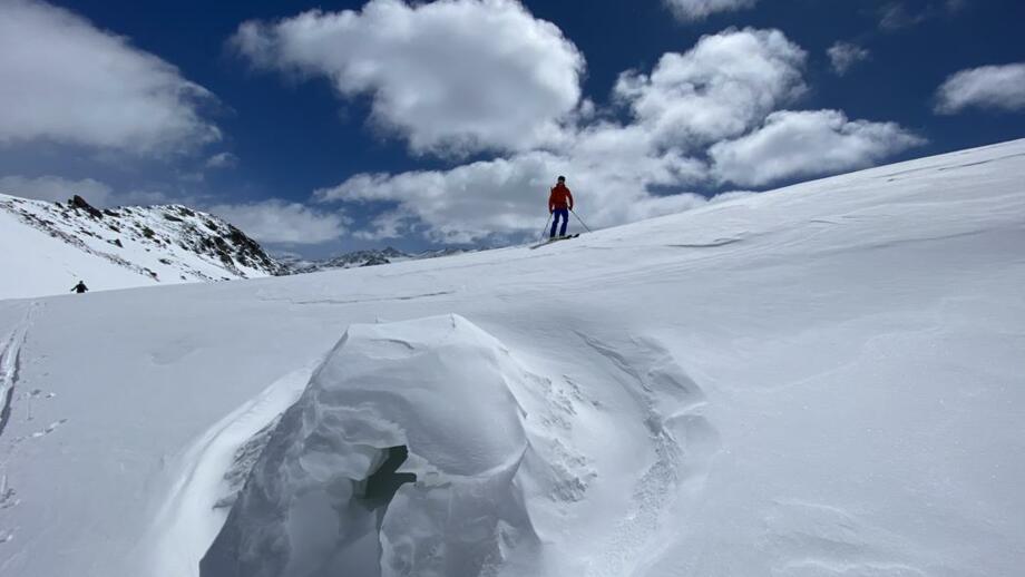 Skitourengeher überhalb von Schneeloch