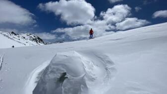 Skitourengeher überhalb von Schneeloch