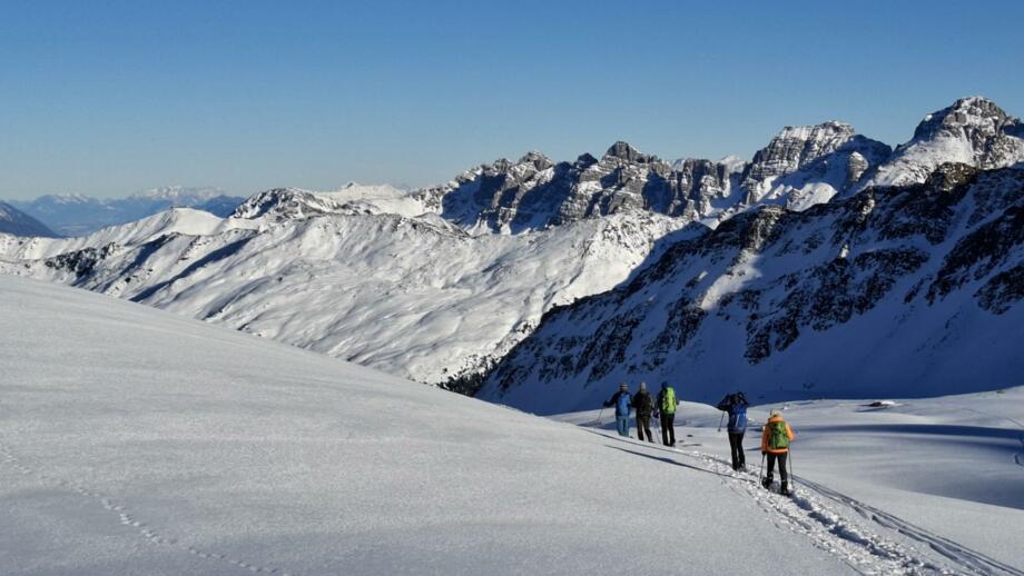 Schneeschuhgruppe mit Bergpanorama