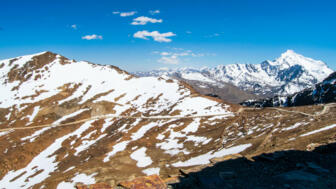 Trekkingpfad durch die Cordillera Real Boliviens mit Eisbergen im Hintergrund