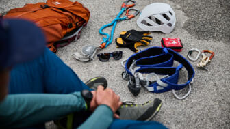 klettersteig-ausruestung-fotoproduktion-oliverfarys-X8A0819.jpg