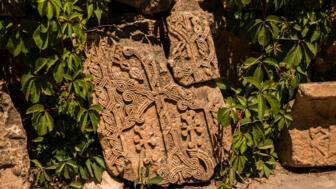 asien-armenien-amtop-old-armenian-grave-novarank-monastery-in-armenia-famous-tourist-destination-shutterstock_720523741.jpg