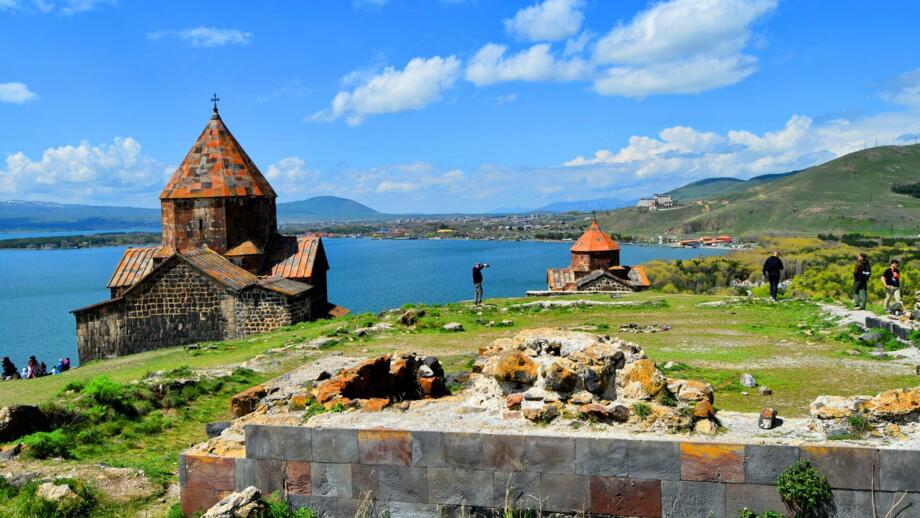 asien-armenien-amtop-sevan-see-mit-einem-kloster-und-wanderer-shutterstock_2329214155.jpg