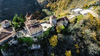 Luftaufnahme des georgisch-orthodoxes Motsameta-Klosters bei Kutaisi