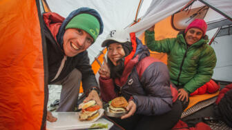 expeditionen-argentinien-grajales-expeditions-2019-natur-bergsteiger-gruppe-im-zelt-essen-2683.jpg