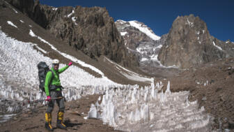 expeditionen-argentinien-grajales-expeditions-2019-natur-panorama-landschaft-berge-gletscher-schnee-bergsteiger-eiszapfen-aconcagua-01.jpg