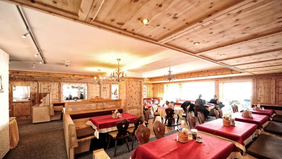 oesterreich-silvretta-bieler-hoehe-skitourenprogramm-berggasthof-piz-buin-zirbenstube.jpg
