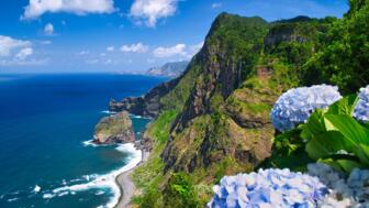 Blick über die Atlantikküste auf der Blumeninsel Madeira
