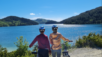 Zwei Mountainbiker am Aoos-See