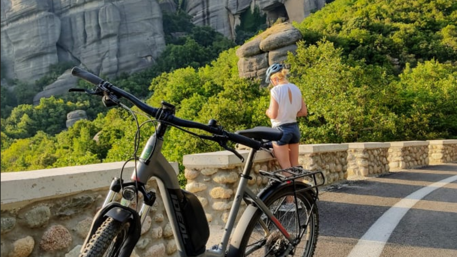 Ein E-Bike vor den Meteora-Klöstern