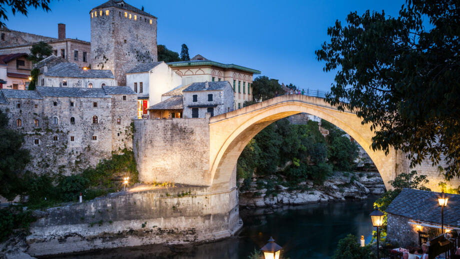 bosnien-banat-mostar at night.jpg