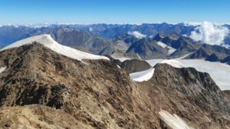 Österreich_Tirol_Ötztaler Alpen_YSGEBRE_Young Summits_Gletscher_Grundkurs_Eis_Schnee_Hochtour_Sommer_Sonne_Wildspitze (5).jpg