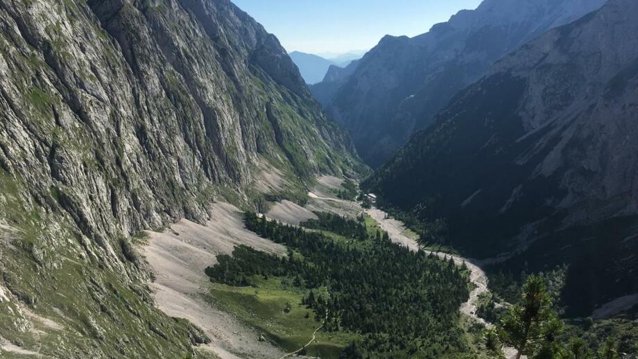 Deutschland_Bayern_Garmisch-Partenkirchen_Wetterstein_Zugspitze_Höllental_Klettersteig_Tagestour_9KSZUG_Sommer_Sonne (14).jpg