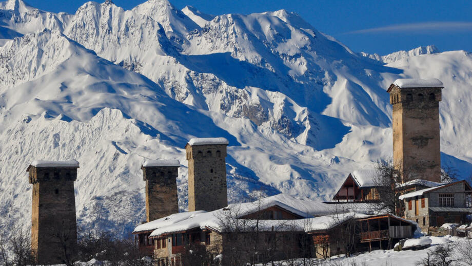 Aufnahme des Schnee bedeckten Kaukasus Gebirges
