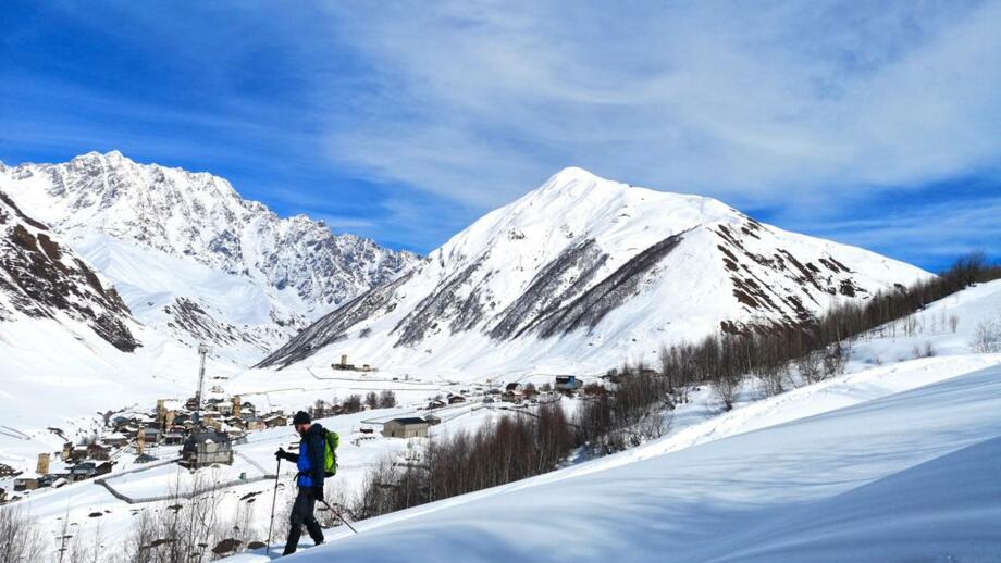 Aufnahme eines Wanderers beim absteigen in Schneeschuhen