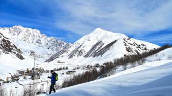 Aufnahme eines Wanderers beim absteigen in Schneeschuhen