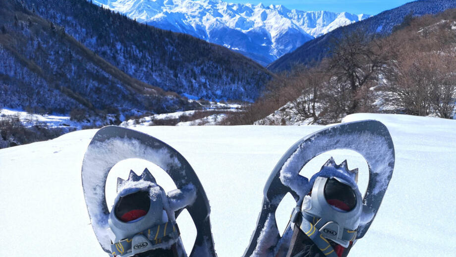 Aufnahme von Schneeschuhen mit dem Kaukasus Gebirge im Hintergrund