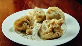 Nationales georgisches Gericht khinkali, Fleisch in einer Tasche aus Teig eingewickelt