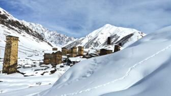 Aufnahme des Schnee bedeckten Kaukasus Gebirges
