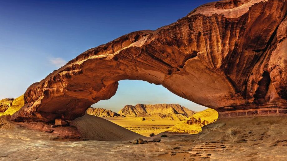 Felsbrücke Um Fruth in der Wüste nlandschaft des Wadi Rum in Jordanien