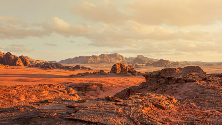 Wüste Wadi Rum mit Felsbergen in Jordanien
