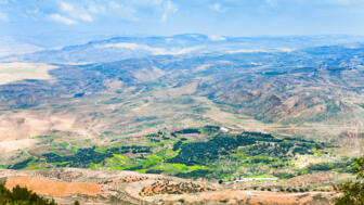 Blick von Jordanien auf das Gelobte Land mit grünen feldern und Bäumen