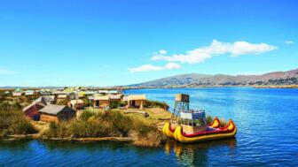 Schilfinsel der Uros im Titicacasee mit gelbem Boot
