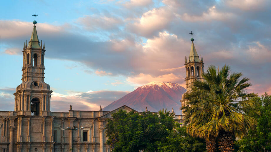 Kirchen in Arequipa mit dem Sechstausender Chachani im Hintergrund
