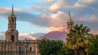 Kirchen in Arequipa mit dem Sechstausender Chachani im Hintergrund