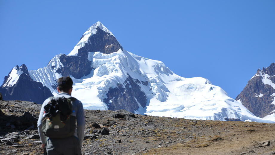 Bergwanderer blick auf den Gipfel des vergletscherten Fünftausenders Veronica